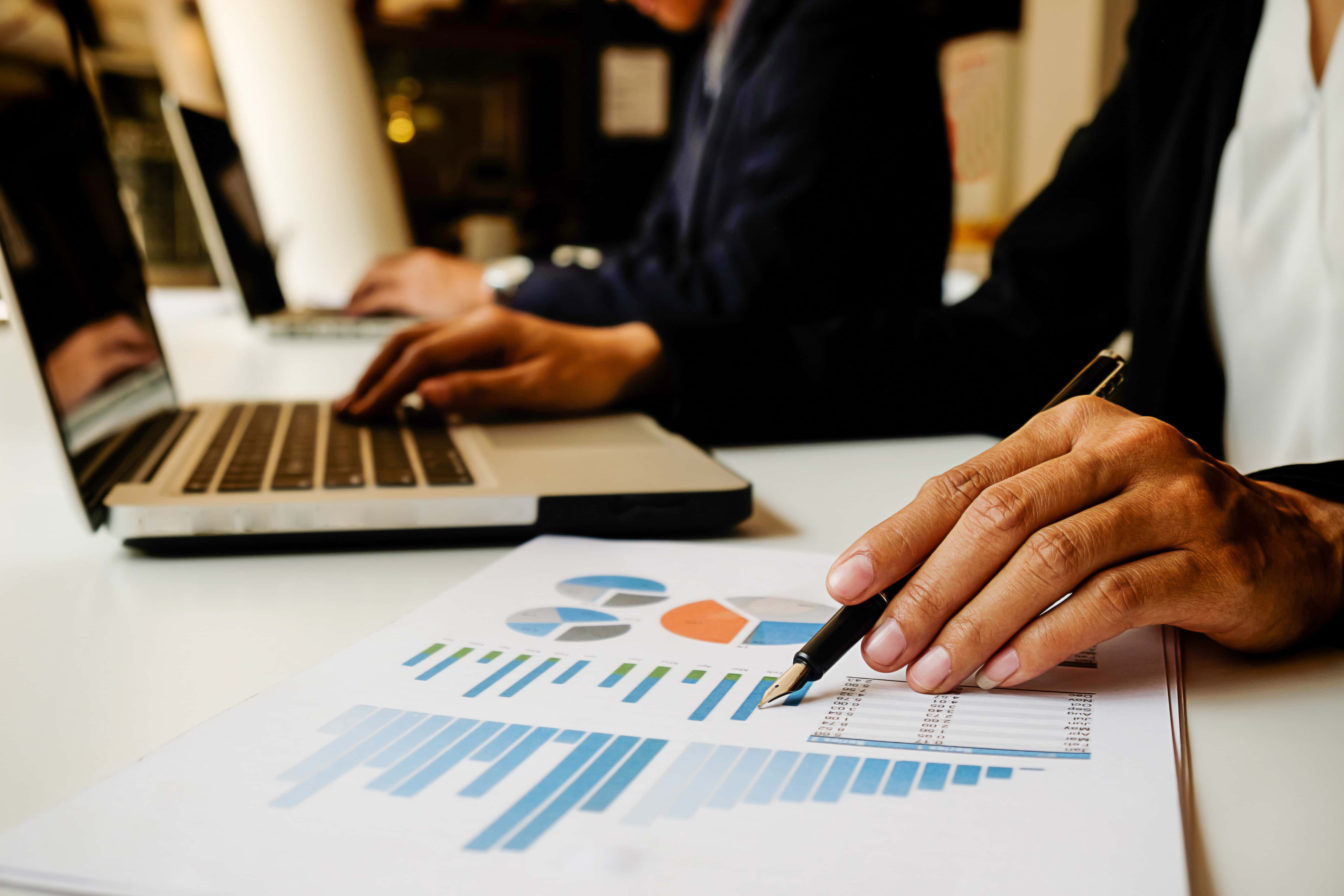 Equipe corporativa analisando dados financeiros em painel digital